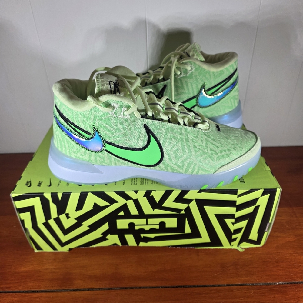 LeBron NXXT Genisus Basketball Shoes Volt Green Men Sz 9 NO LID